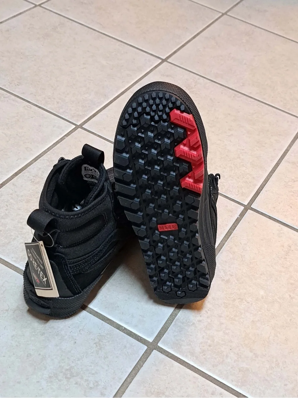 Vans Sk8-Hi GORE-TEX Insulated Shoe - Triple Black